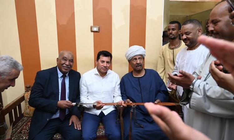 وزير الشباب والرياضة يلتقي مشايخ العبابدة بمدينة دراو بأسوان