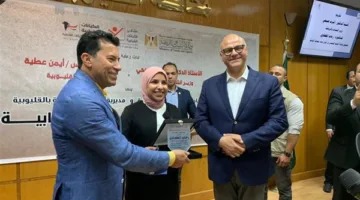 وزير الشباب يكرم عضو “سند الدلتا” تقديراً لمساهمتها في خدمة المجتمع وتعزيز مكانة المرأة