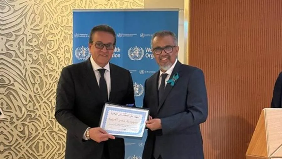 وزير الصحة يستلم شهادة من منظمة الصحة العالمية تثبت القضاء على الملاريا البشرية في مصر وزير الصحة يستلم شهادة من منظمة الصحة العالمية تثبت القضاء على الملاريا البشرية في مصر
