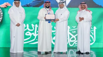 وزير الصحة يقدّم تكريمًا لتجمع الرياض الصحي الأول تقديرًا لإنجازاته في الابتكار والاستعداد.