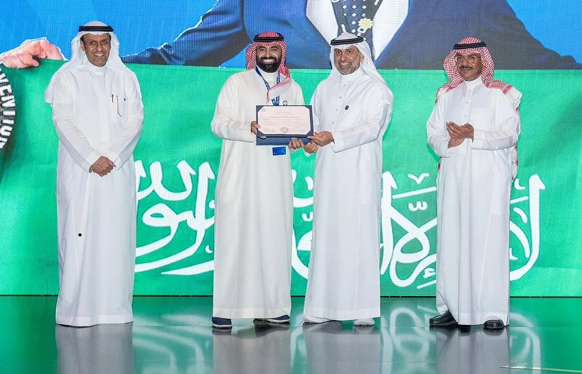 وزير الصحة يقدّم تكريمًا لتجمع الرياض الصحي الأول تقديرًا لإنجازاته في الابتكار والاستعداد. وزير الصحة يقدّم تكريمًا لتجمع الرياض الصحي الأول تقديرًا لإنجازاته في الابتكار والاستعداد.