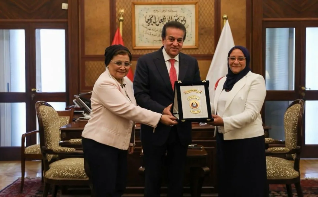 وزير الصحة يكرم الدكتورة “تغريد معروف” مديرة قسم النساء والتوليد في مستشفى المنيرة