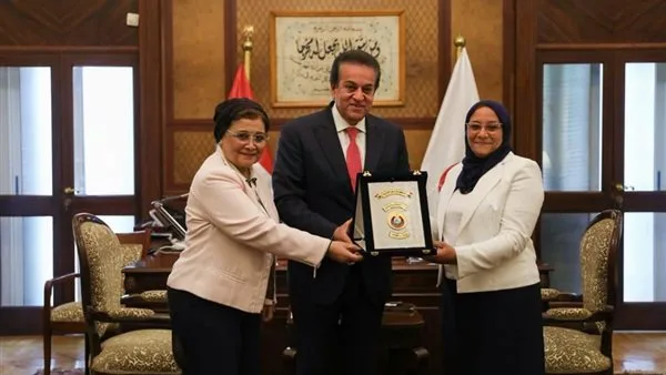 وزير الصحة يكرم الدكتورة تغريد معروف، رئيسة قسم النساء والتوليد في مستشفى المنيرة، بعد إنقاذها لحياة طفلة وزير الصحة يكرم الدكتورة تغريد معروف، رئيسة قسم النساء والتوليد في مستشفى المنيرة، بعد إنقاذها لحياة طفلة
