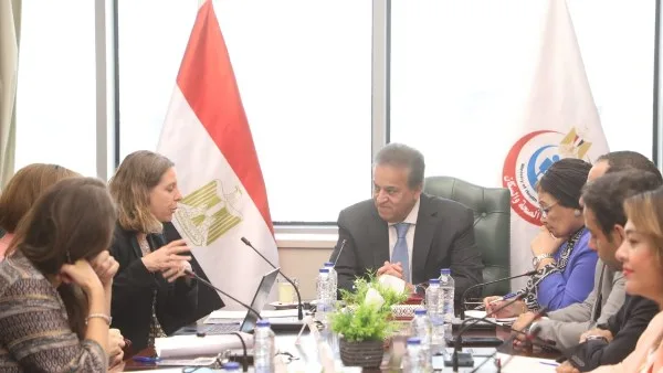وزير الصحة يلتقي وفد “الوكالة الفرنسية للتنمية” لبحث مشروعات التعاون