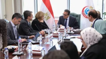 وزير الصحة يناقش مع وفد البنك الدولي سبل تعزيز التعاون في مجالات التنمية البشرية