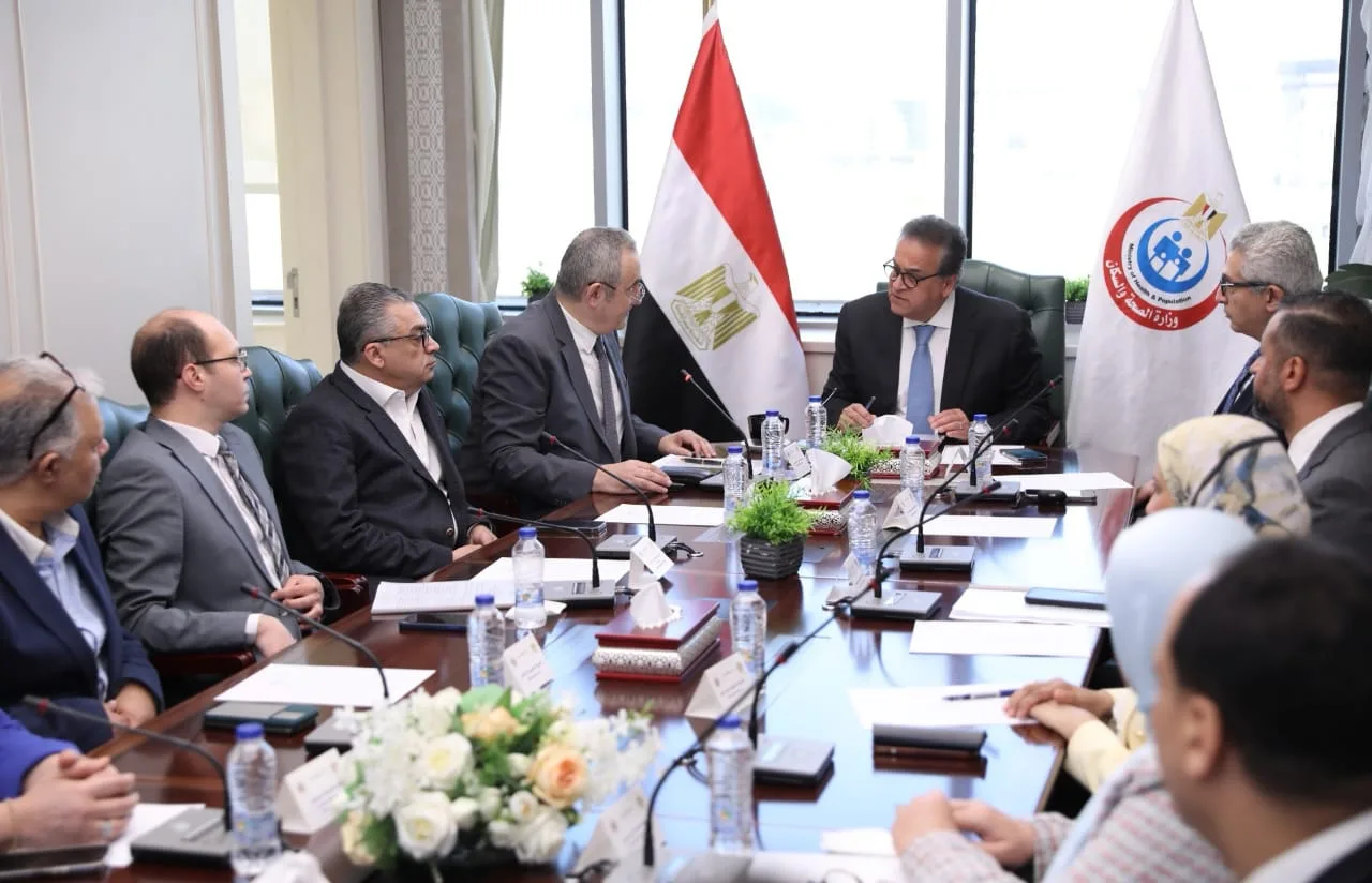 وزير الصحة يوجه بتعزيز برامج تدريب الأطباء المقيمين والتعاون مع المستشفيات الجامعية