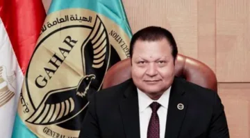 وزير الصحة يُبارك لرئيس الرقابة الصحية بمناسبة فوزه بجائزة الطبيب العربي