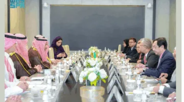 وزير الصناعة والثروة المعدنية يناقش تعزيز الشراكة الصناعية مع نظيره الماليزي في الاستثمار والتجارة والصناعة
