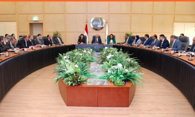 وزير الصناعة يتابع الموقف التنفيذي لمشروعات التنمية المحلية في صعيد مصر