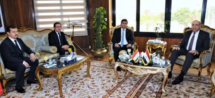 وزير الطيران المدني يبحث مع سفير طاجيكستان فرص التوسع في الربط الجوي بين البلدين