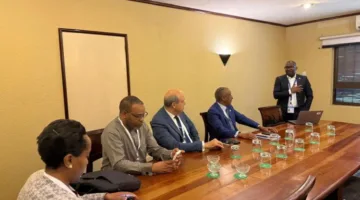 وزير الطيران يناقش مع مسؤولي “بوينج” تعميق التعاون في مجالات الأمان الجوي