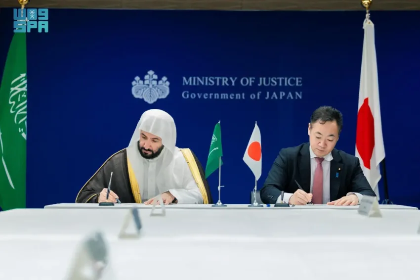 وزير العدل يلتقي وزير العدل الياباني ويوقعان اتفاقية تعاون في المجال القضائي. وزير العدل يلتقي وزير العدل الياباني ويوقعان اتفاقية تعاون في المجال القضائي.