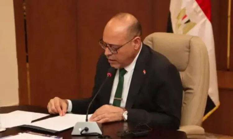 وزير العمل: تعويض 200 ألف جنيه لأسرة كل متوف و20 ألف جنيه للمصاب في حادث انقلاب سيارة نقل وزير العمل: تعويض 200 ألف جنيه لأسرة كل متوف و20 ألف جنيه للمصاب في حادث انقلاب سيارة نقل