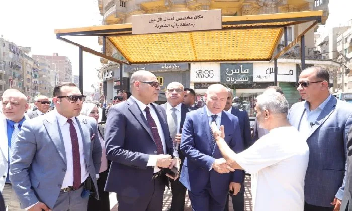 وزير العمل ومحافظ القاهرة يتفقدان مقاعد انتظار مُجهزة لعمال التراحيل بباب الشعرية