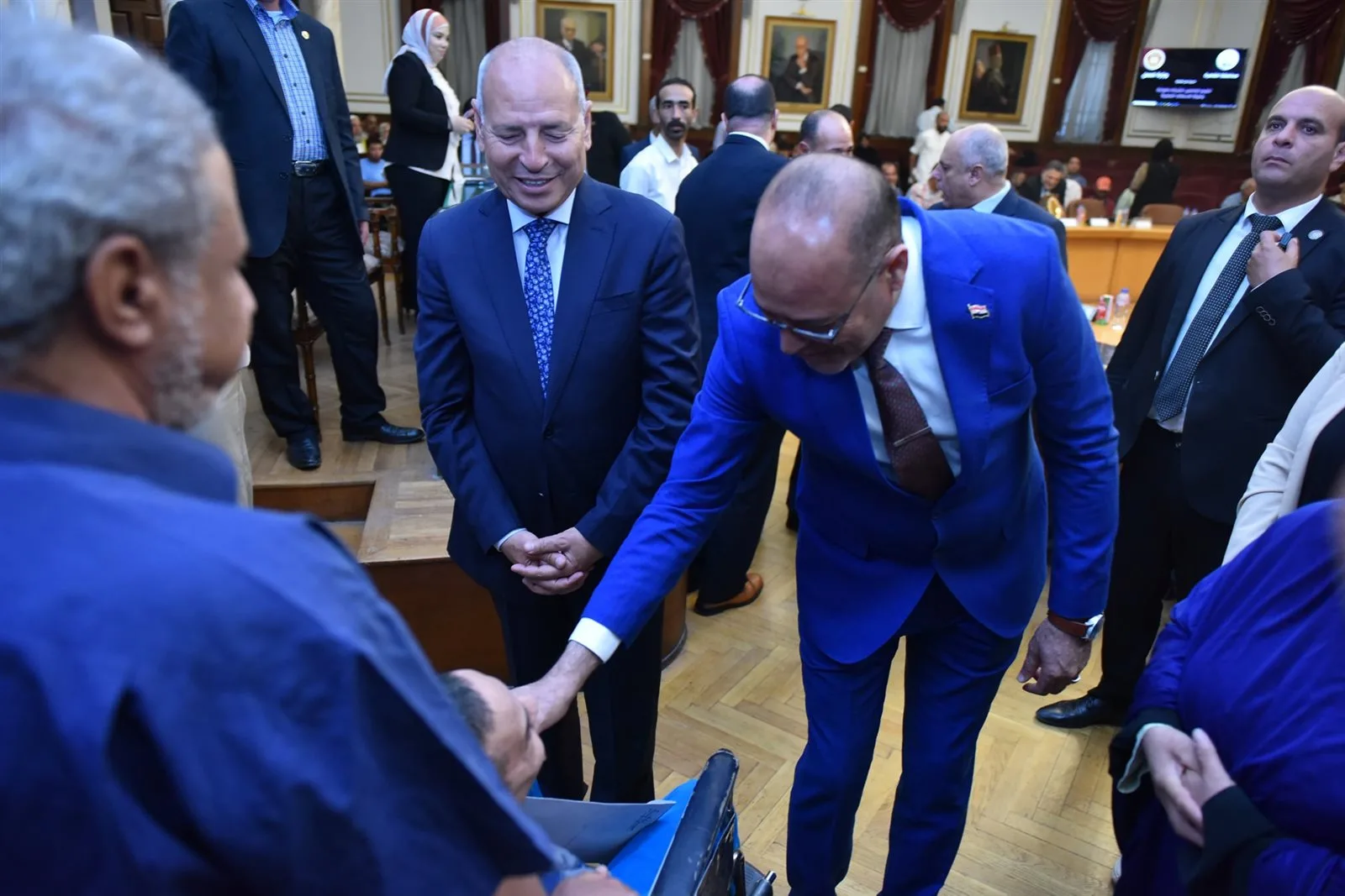 وزير العمل ومحافظ القاهرة يقدمان 60 عقد عمل لذوي الهمم في إطار مبادرة دمجهم في سوق العمل وزير العمل ومحافظ القاهرة يقدمان 60 عقد عمل لذوي الهمم في إطار مبادرة دمجهم في سوق العمل