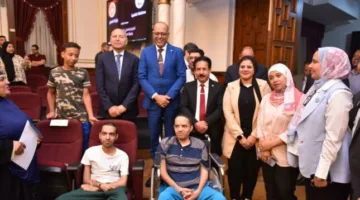وزير العمل ومحافظ القاهرة يقدمان عقود عمل جديدة للأشخاص ذوي الإعاقة