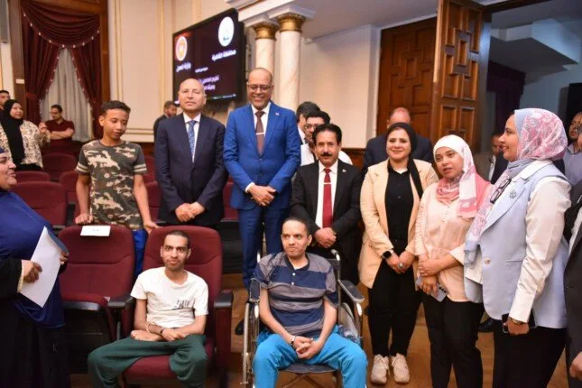وزير العمل ومحافظ القاهرة يقدمان عقود عمل جديدة للأشخاص ذوي الإعاقة وزير العمل ومحافظ القاهرة يقدمان عقود عمل جديدة للأشخاص ذوي الإعاقة