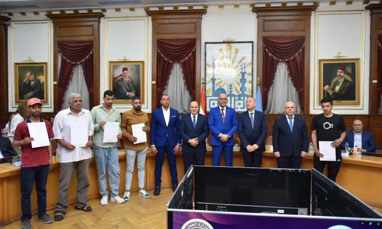 وزير العمل ومحافظ القاهرة يوقعان عقود عمل جديدة للأشخاص ذوي الإعاقة وزير العمل ومحافظ القاهرة يوقعان عقود عمل جديدة للأشخاص ذوي الإعاقة