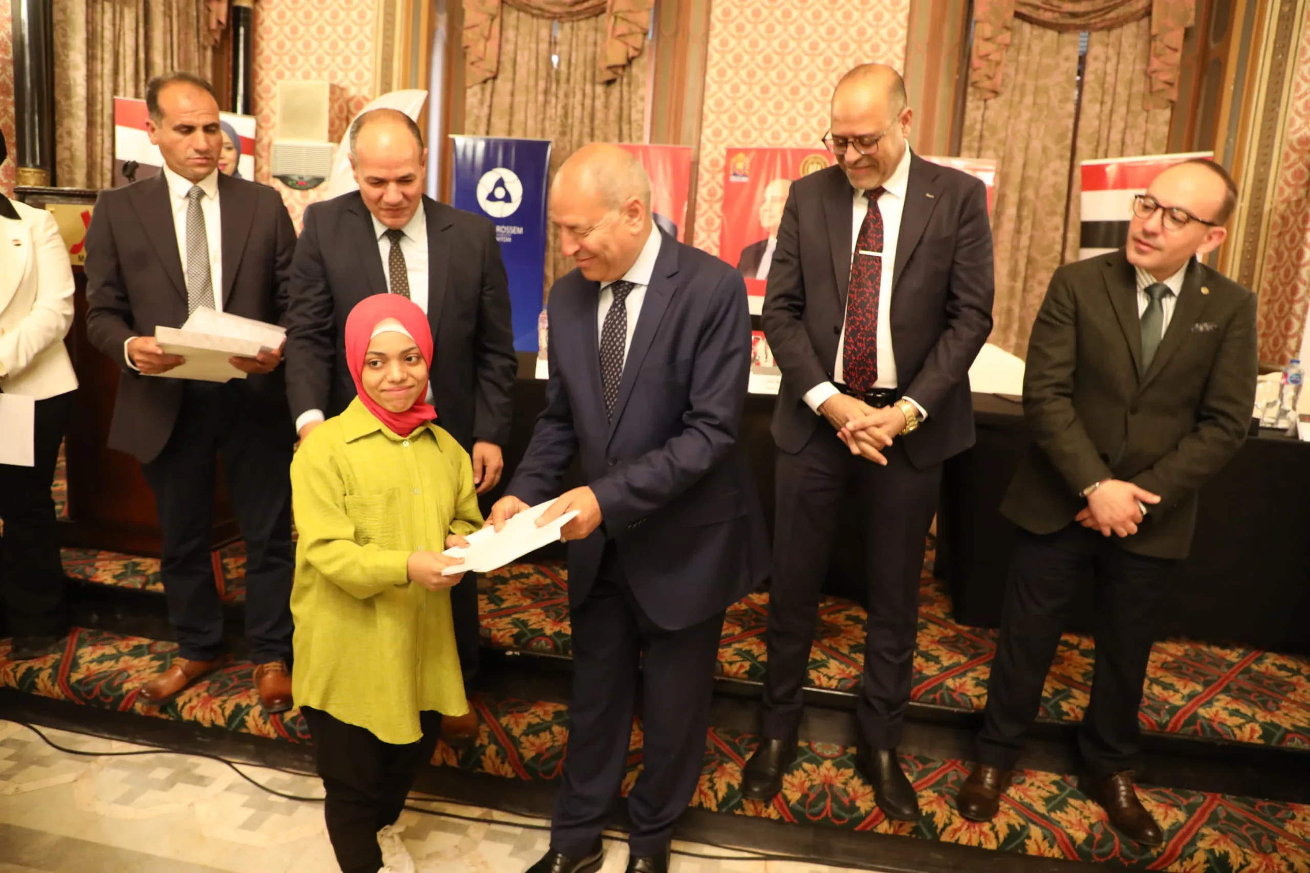 وزير العمل ومحافظ القاهرة يُسلمان عقود عمل جديدة لذوي همم بشركات القطاع الخاص