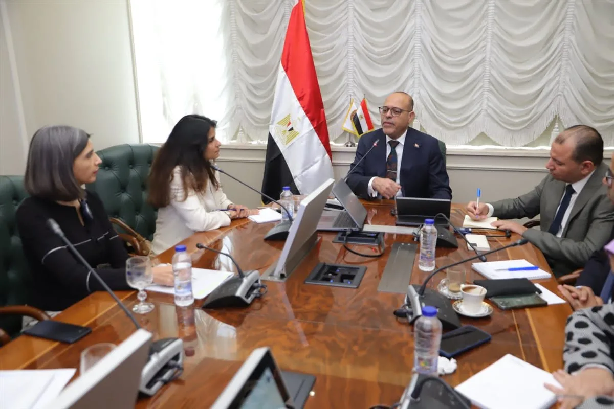 وزير العمل يستعرض مساعي تحسين شروط العمل لصالح ‘طرفي الإنتاج’
