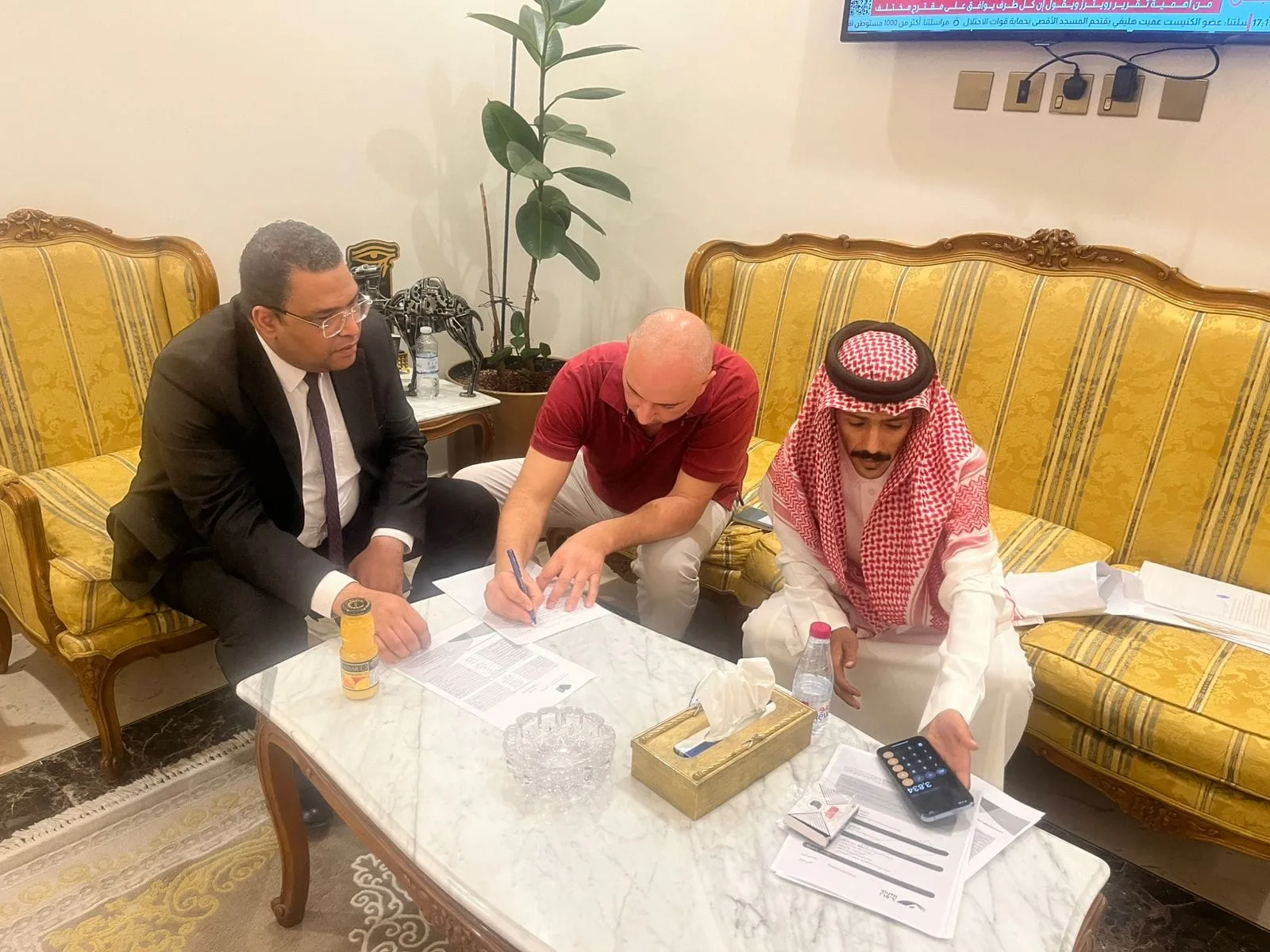 وزير العمل يكشف عن استعادة حقوق 11 عاملاً مصرياً في السعودية وبدء صرف المتبقي خلال الساعات القادمة. وزير العمل يكشف عن استعادة حقوق 11 عاملاً مصرياً في السعودية وبدء صرف المتبقي خلال الساعات القادمة.