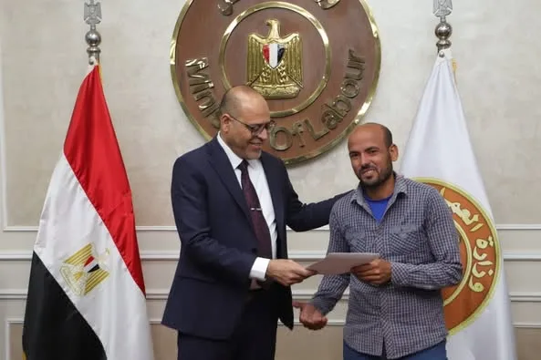 وزير العمل يسلم عقود عمل للمتقدمين على فرص عمل بالإمارات
