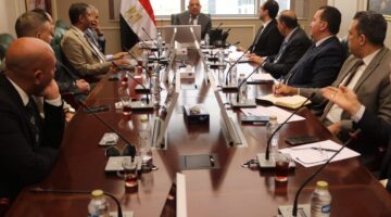 وزير الكهرباء يجتمع بشركة “ساى شيلد” لمتابعة مجريات تشغيل منظومة الشحن الموحد