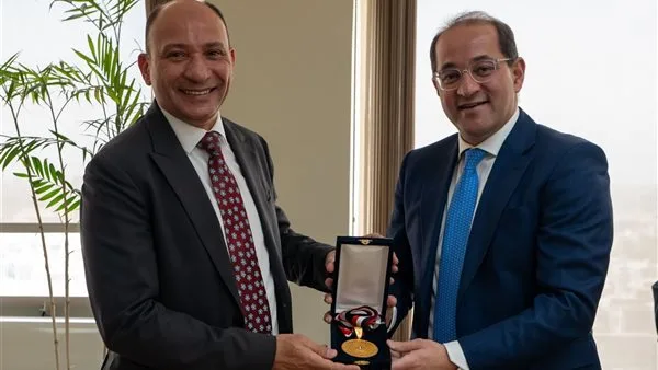 وزير المالية يحتفي بمحمود صقر نائب رئيس مصلحة الضرائب بمناسبة بلوغه سن التقاعد وزير المالية يحتفي بمحمود صقر نائب رئيس مصلحة الضرائب بمناسبة بلوغه سن التقاعد