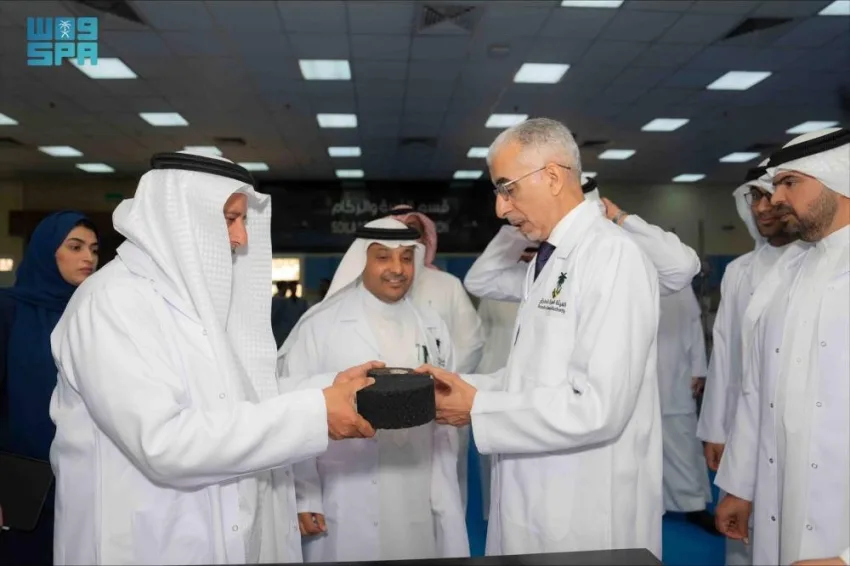 وزير المواصلات في البحرين يلتقي بمركز الأبحاث السعودي في مجال الطرق والمعدات المساحية والتقييم وزير المواصلات في البحرين يلتقي بمركز الأبحاث السعودي في مجال الطرق والمعدات المساحية والتقييم