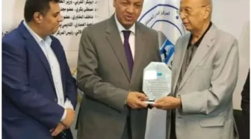 وزير خارجية اليمن الأسبق أبو بكر القربي يقدّم تكريمًا للنائب مصطفى بكري