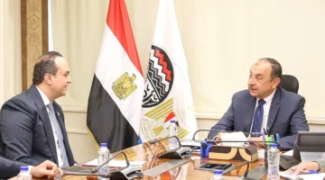 وزير قطاع الأعمال العام يبحث مع رئيس هيئة الرعاية الصحية تعزيز التعاون المشترك