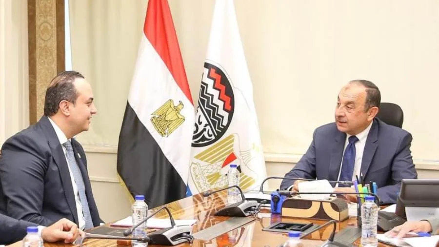وزير قطاع الأعمال يبحث مع رئيس الرعاية الصحية تعزيز التعاون المشترك لدعم الصناعة الوطنية