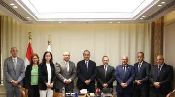 وزير قطاع الأعمال يراقب عملية إعادة تشغيل مصنع الأنود في العين السخنة