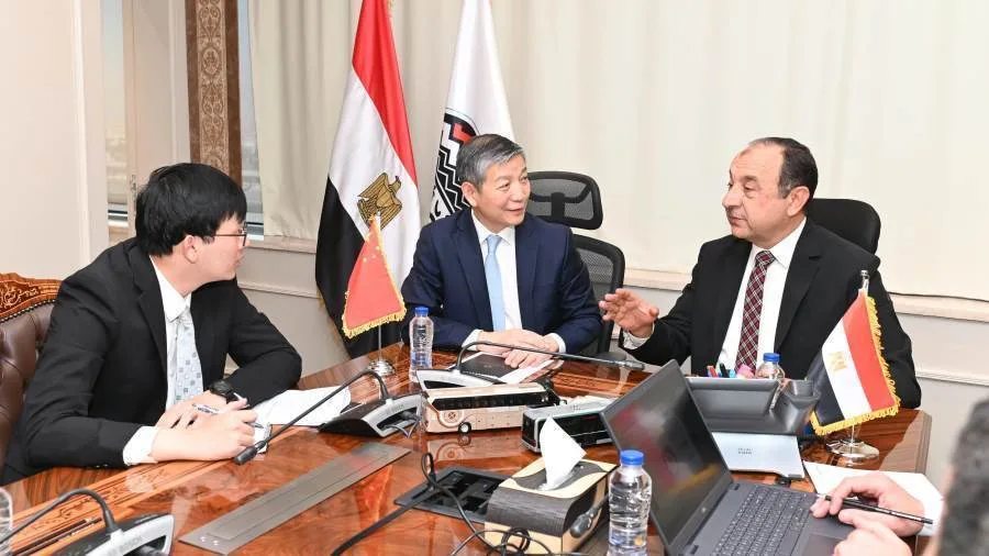وزير قطاع الأعمال يرحب بالسفير الصيني