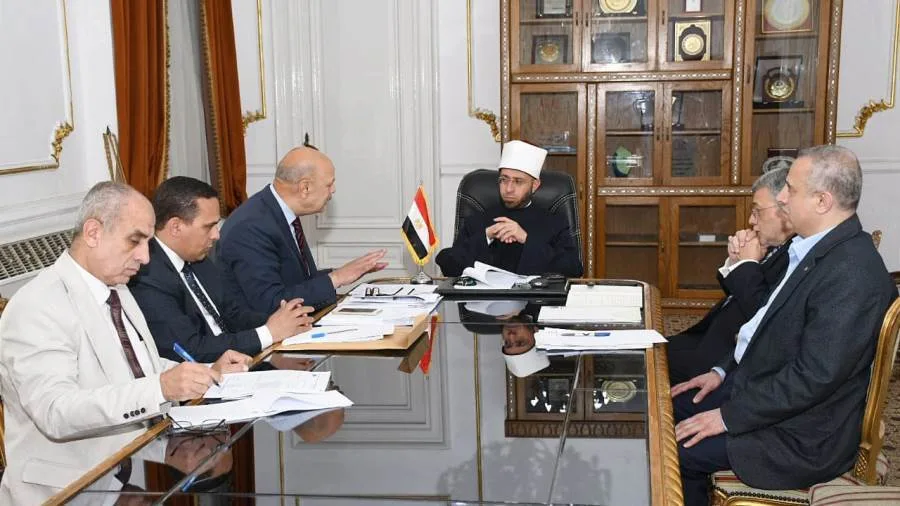 وزير يجتمع مع رئيس هيئة الأوقاف لبحث ملفات الاستثمار