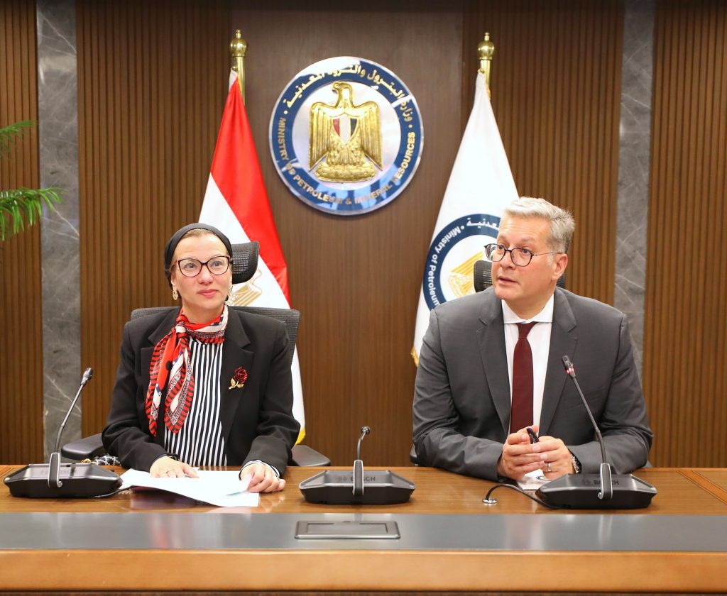 وزيرا البترول والبيئة يبحثان خفض الانبعاثات الكربونية في مصر