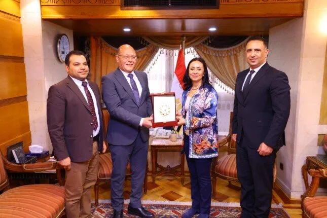 وزيرة التضامن الاجتماعي تلتقي برئيس جامعة سوهاج وزيرة التضامن الاجتماعي تلتقي برئيس جامعة سوهاج