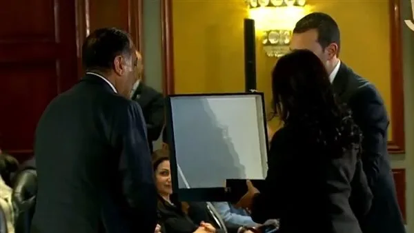 وزيرة التضامن تقدم هدية تذكارية لرئيس الوزراء تحمل شعار تكافل وكرامة