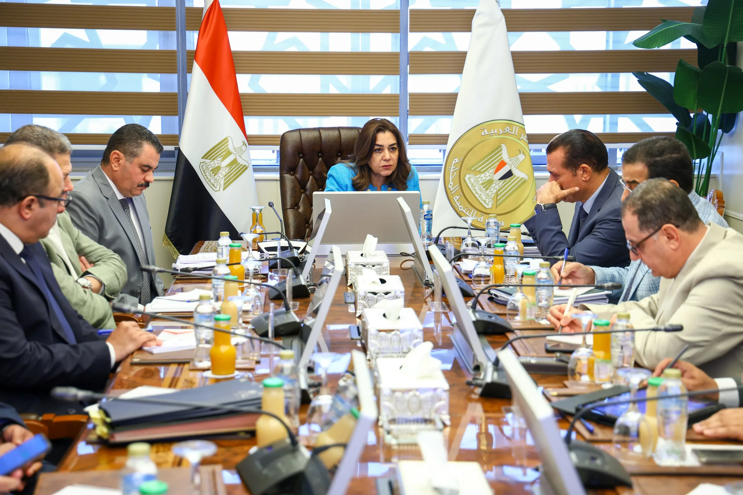 وزيرة التنمية المحلية تتابع مع قيادات الوزارة سير العمل في 16 مركزا تكنولوجيا بـ9 محافظات