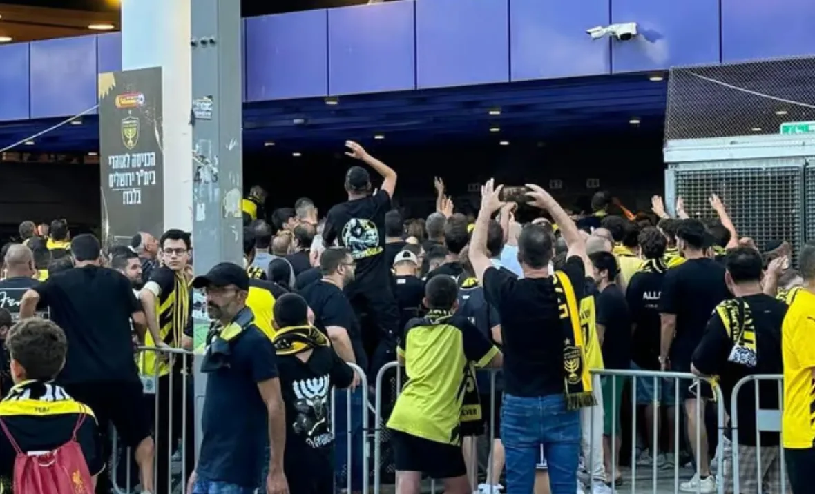 وسائل إعلام: نقل الرئيس الإسرائيلي من ملعب نهائي كأس إسرائيل وسائل إعلام: نقل الرئيس الإسرائيلي من ملعب نهائي كأس إسرائيل