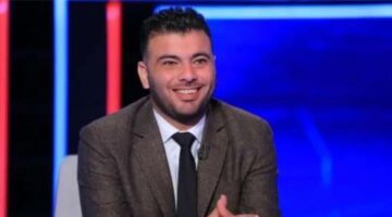 وسام أبو علي يمنح عماد متعب قميص سوبر هاتريك من مباراة الأهلي وفاركو