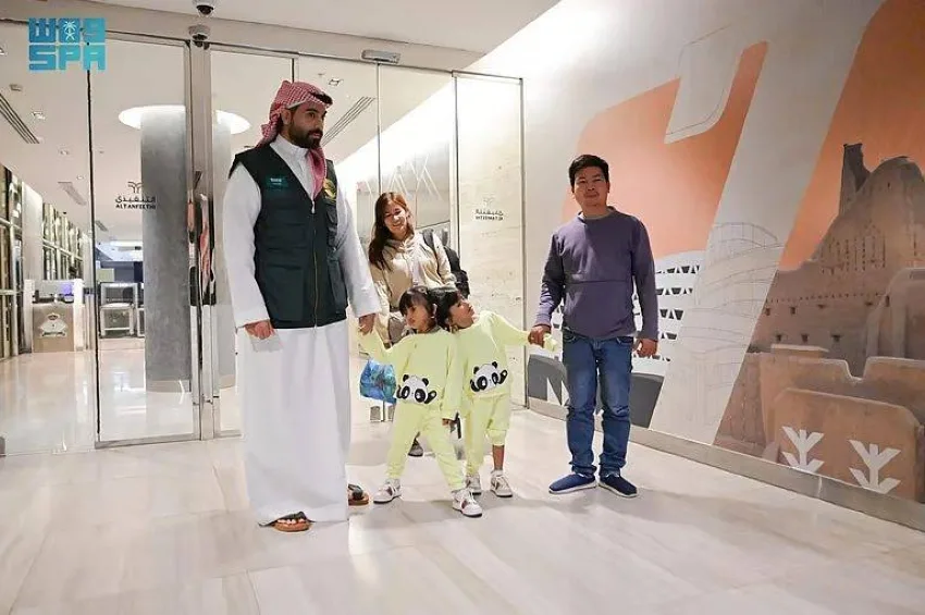 وصول التوأم الفلبيني المتصل إلى الرياض وصول التوأم الفلبيني المتصل إلى الرياض
