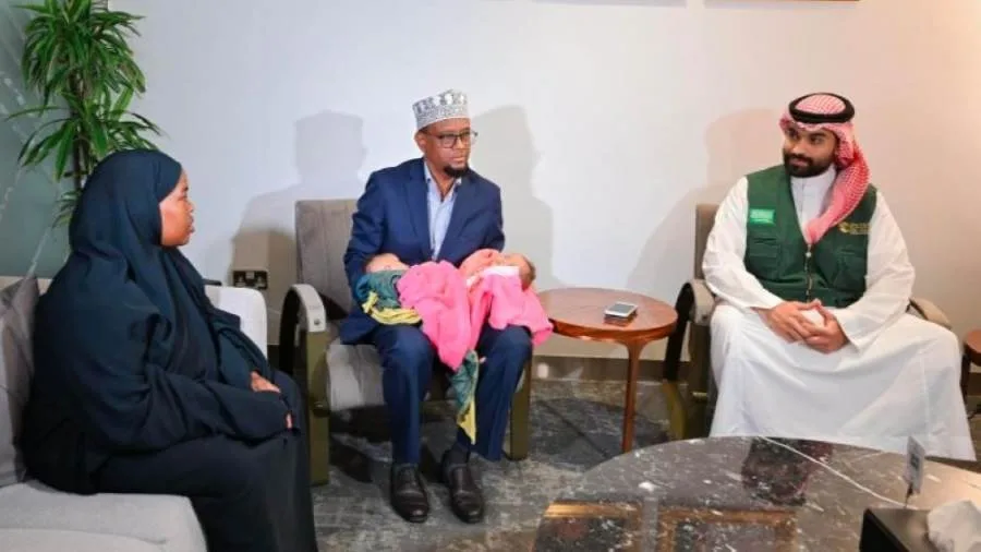 وصول التوأم الملتصق الصومالي "رحمة ورملا" إلى الرياض