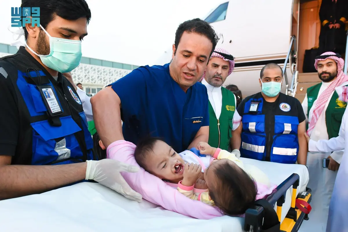 وصول التوأم الملتصق الصومالي “رحمة ورملا” إلى الرياض