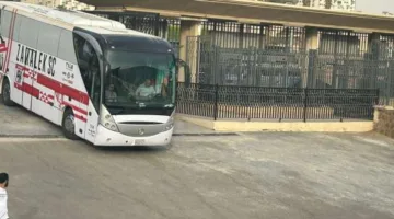 وصول حافلة الزمالك لملاقاة بيراميدز.. وعودة أحمد حمدي بعد الإصابة