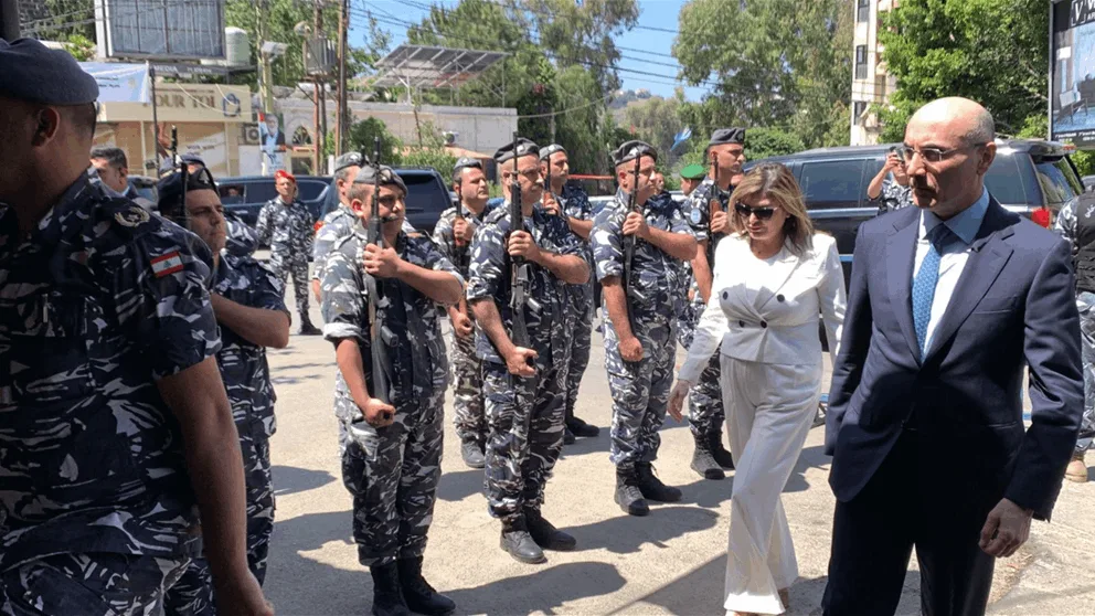 وصول وزير الداخلية أحمد الحجار إلى مبنى سراي النبطية الحكومي حيث كان في استقباله المحافظ هويدا الترك. وصول وزير الداخلية أحمد الحجار إلى مبنى سراي النبطية الحكومي حيث كان في استقباله المحافظ هويدا الترك.