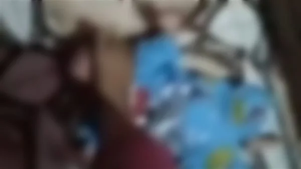 وضعت قدمها على وجهه.. الجهات الأمنية تفحص فيديو لسيدة تعتدي على رضيع بأسوان