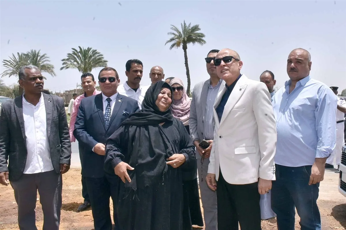 وعد وفى به.. محافظ الأقصر يزور سيدة الميكروباص في منزلها بالرزيقات