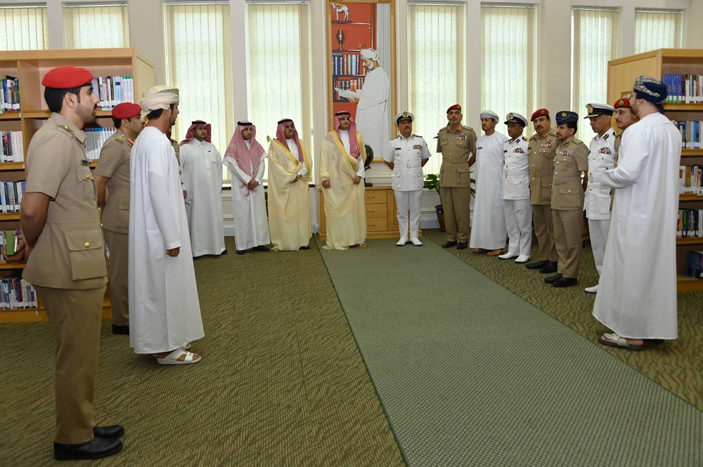 وفد سعودي يزور كلية الدفاع الوطني وكلية القيادة والأركان المشتركة