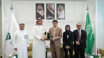 وفد من إندونيسيا يستكشف طرق تعزيز التعاون الاقتصادي والتجاري في غرفة الأحساء